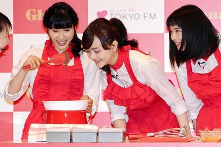 　シェアガトーショコラを作る（左から）土屋太鳳、松井愛莉、広瀬すず（撮影・開出牧）
