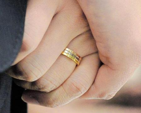 宮崎議員の左手の薬指には結婚指輪が輝いていた＝東京都千代田区の衆議院第２議員会館（撮影・出月俊成）