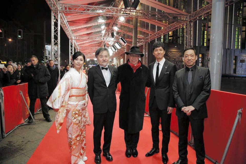 　レッドカーペットに登場した（左から）竹内結子、黒沢清監督、（１人おいて）西島秀俊、香川照之