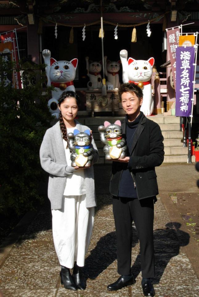 　招き猫を奉納してヒットを祈願した佐藤健（右）と宮崎あおい＝東京・今戸神社