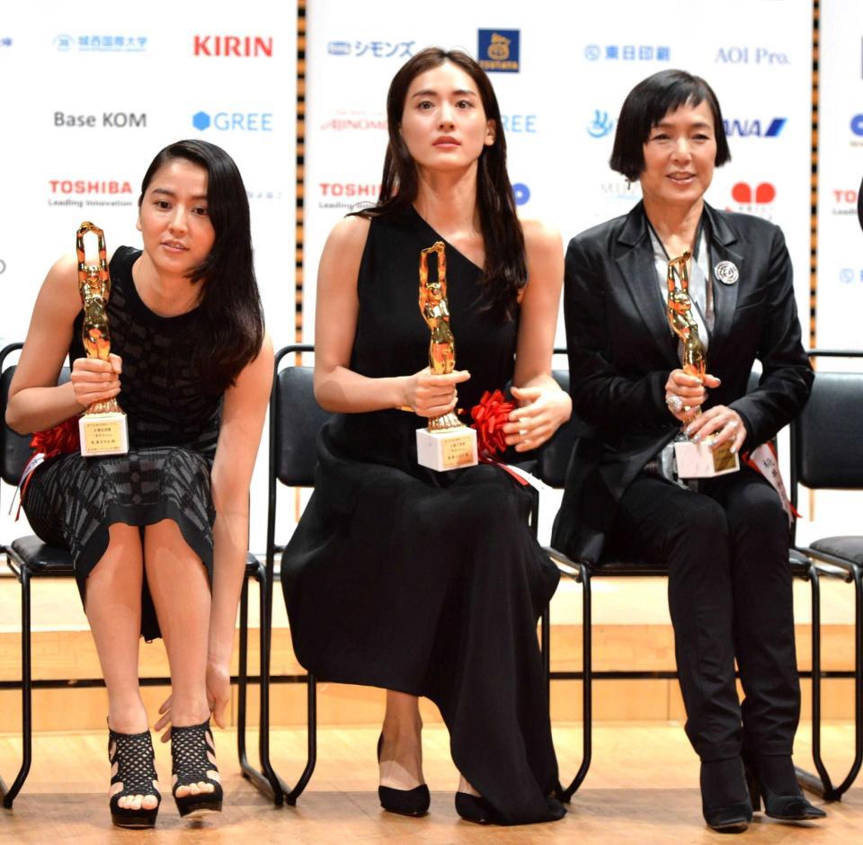 毎日映画コンクールで表彰された（左から）長澤まさみと綾瀬はるかと桃井かおり（撮影・田村亮介）