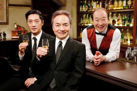 　親子役で初共演した西郷輝彦（中央）と松田賢二（左）、マスター役の中村梅雀