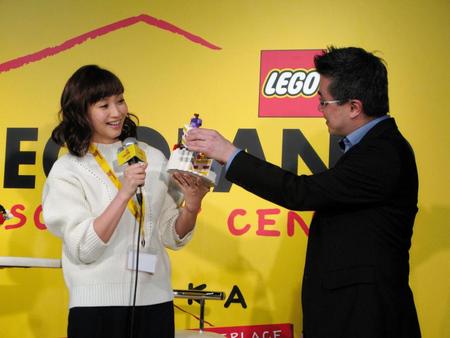 ２月26日の誕生日に先駆け、レゴでできたバースデーケーキを贈られ笑顔の藤本美貴（左）＝大阪市内