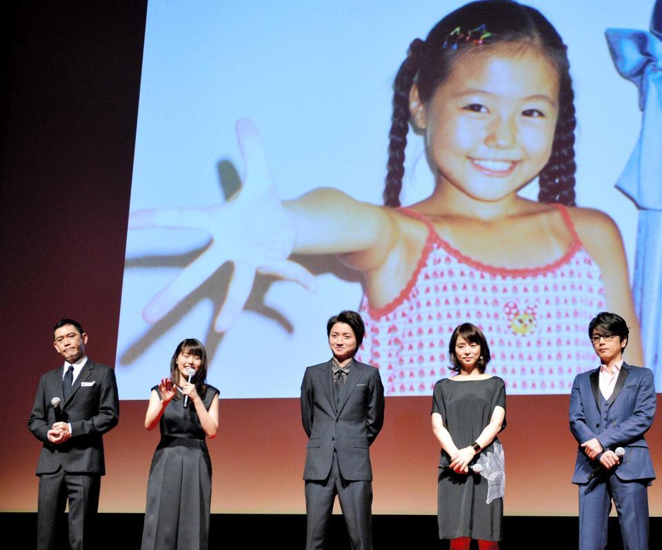子供の頃の写真を前にエピソードを話す有村架純（左から２人目）＝東京国際フォーラム