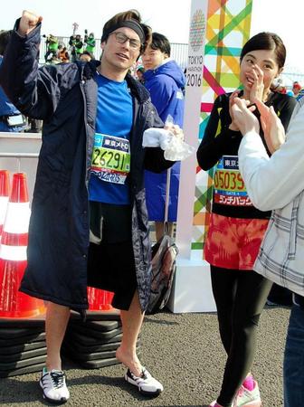 　完走を喜ぶ藤森慎吾（左）と日本テレビの岩本乃蒼アナウンサー