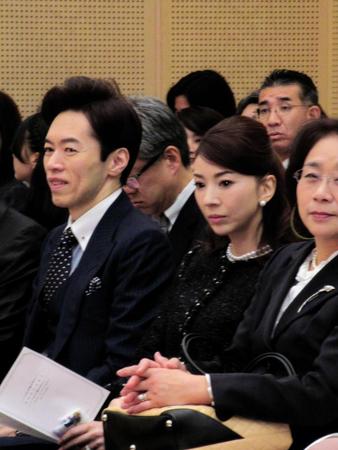 憂樹さんの卒業式を見守る両親の君島誉幸さんと十和子さん