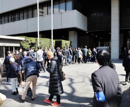たくさんの人たちが傍聴券を求めて並んだ＝東京地方裁判所（撮影・園田高夫）