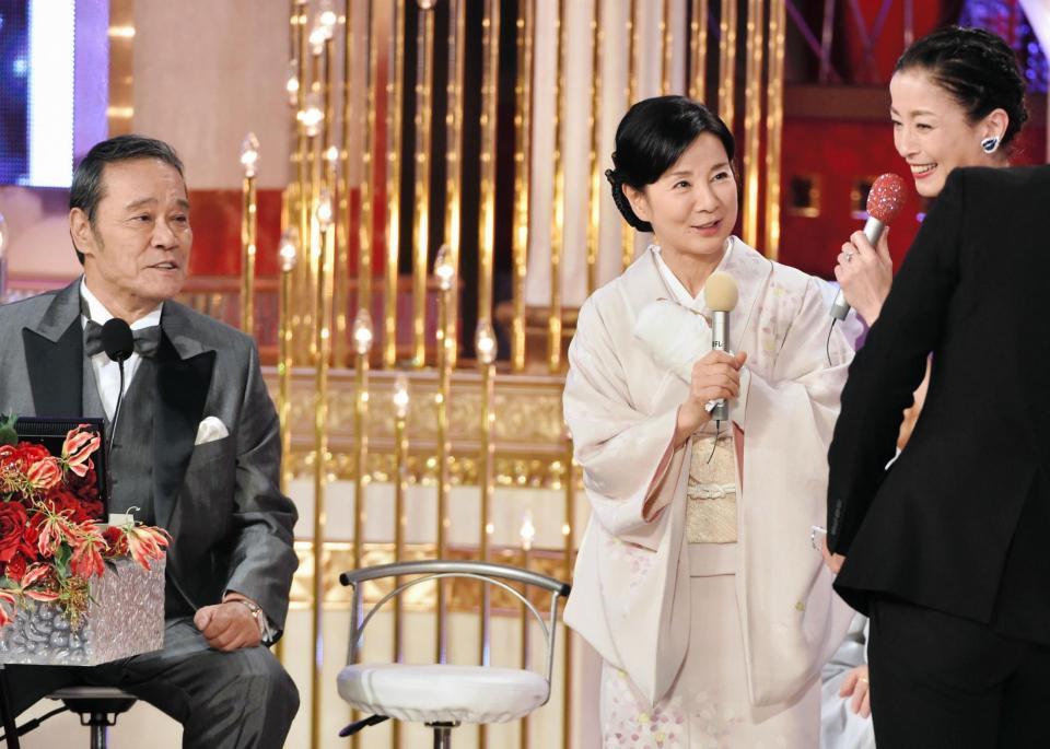 日本アカデミー賞に登場した吉永小百合（中央）。司会の西田敏行（左）と宮沢りえ＝都内のホテル