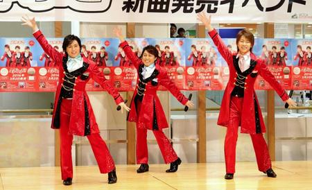 新曲発売イベントを開催した「はやぶさ」。（左から）ショウヤ、ヒカル、ヤマト＝東京・アリオ西新井店