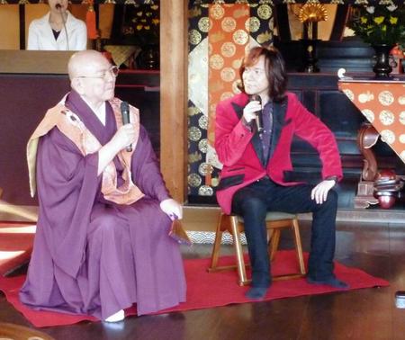 高台寺の後藤典生室次長（左）の話に聞き入るダイアモンド☆ユカイ＝京都・高台寺