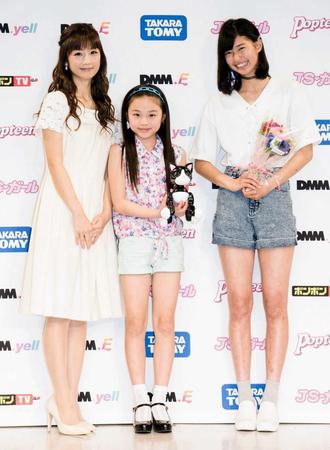 　「金の卵発掘オーディション」に登場した（左から）小倉優子、最優秀グランプリの吉田恵芽さん、２部グランプリの神埼沙穏さん