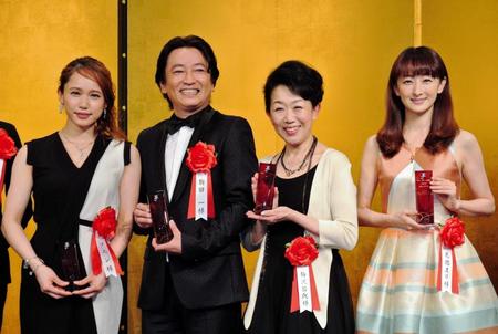 菊田一夫演劇賞に選出された（左から）ソニン、駒田一、梅沢昌代、花總まり＝東京・丸の内