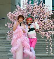 桜衣装を身につけたりゅうちぇるとポーズをとる小林幸子（左）＝ダイバーシティ東京（撮影・西岡正）