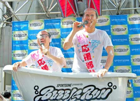 「バブルラン２０１６応援部長就任式」で、泡を浴びるトレンディエンジェルの（左から）たかし、斎藤司＝都内