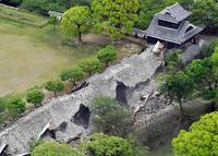 　相次ぐ地震で大きく崩れた熊本城の石垣（共同通信社ヘリから）　