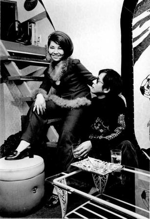 　昭和４０年代、「青い部屋」でくつろぐ野坂昭如さん（右）と戸川昌子さん（ＮＥＲＯ提供）