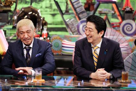 ５月１日に放送される、フジテレビ「ワイドナショー」から。安倍晋三首相（右）と松本人志