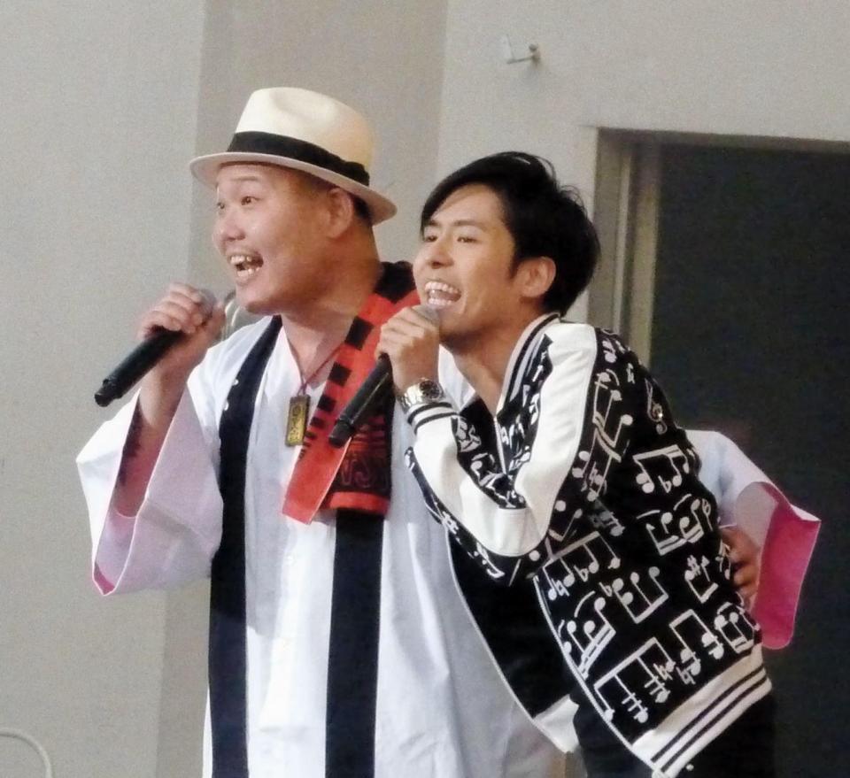 ゲスト出演したＫ（右）と熱唱するＥＴ－ＫＩＮＧのリーダー・いときん＝大阪市の大阪城野外音楽堂
