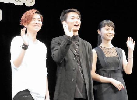 舞台あいさつした（左から）ＨＡＲＵＨＩ、佐藤健、宮崎あおい＝東京・霞ヶ関のイイノホール