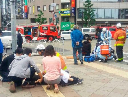 　乗用車が暴走した現場。事故に巻き込まれた人たちが倒れていた＝３日午前、神戸市中央区