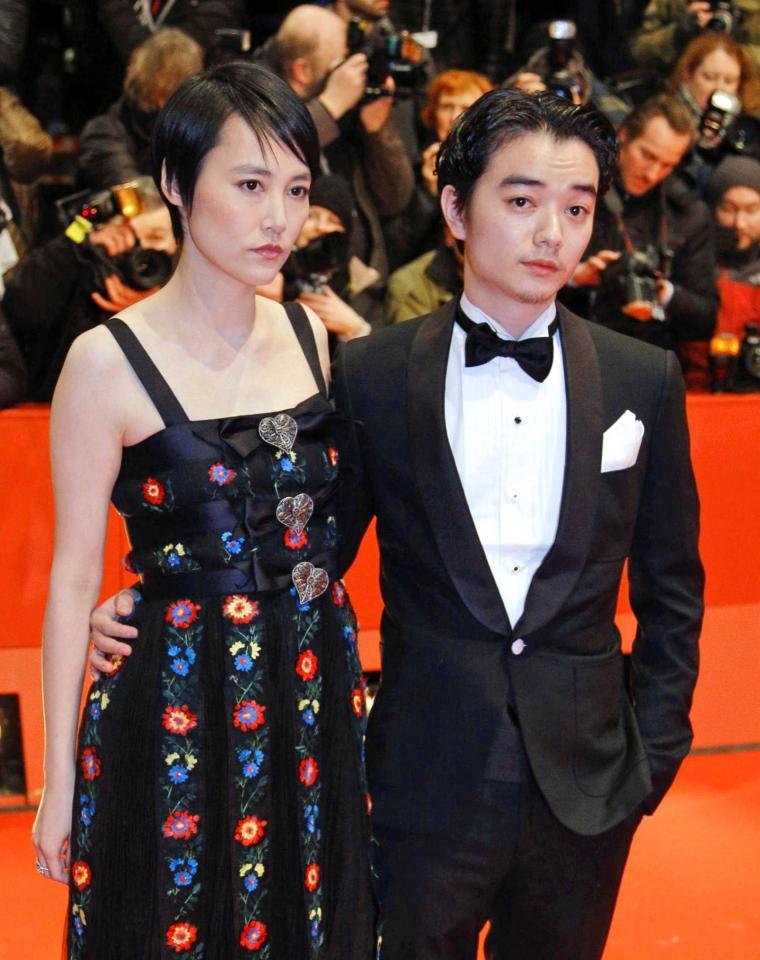 　２０１５年２月５日、ベルリン国際映画祭でレッドカーペットに登場した染谷将太（右）と菊地凛子夫妻（ＡＰ＝共同）