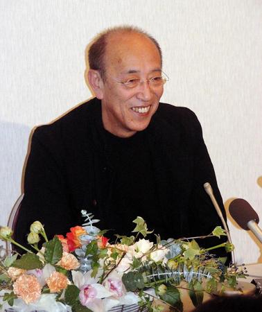 ２００４年１０月、文化功労賞を受賞し会見する蜷川幸雄さん
