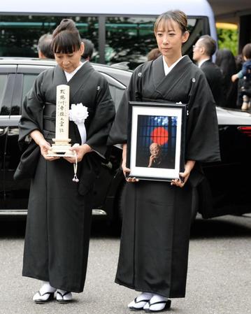出棺で遺影を抱く長女の蜷川実花さん（右）と妻の真山知子さん＝青山葬儀所（撮影・開出牧）