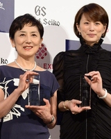 第２回Ｗｏｍｅｎ　ｏｆ　Ｅｘｃｅｌｌｅｎｃｅ　Ａｗａｒｄを受賞した国谷裕子と米倉涼子＝東京ミッドタウン