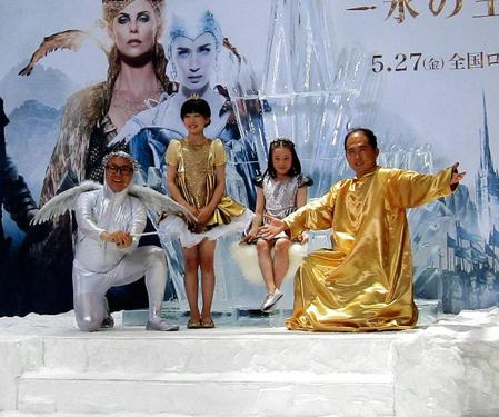 映画「スノーホワイト／氷の王国」のイベントに参加した本田望結（中央左）、紗来（同右）の姉妹とトレンディエンジェルのたかし（左）と斎藤司（右）