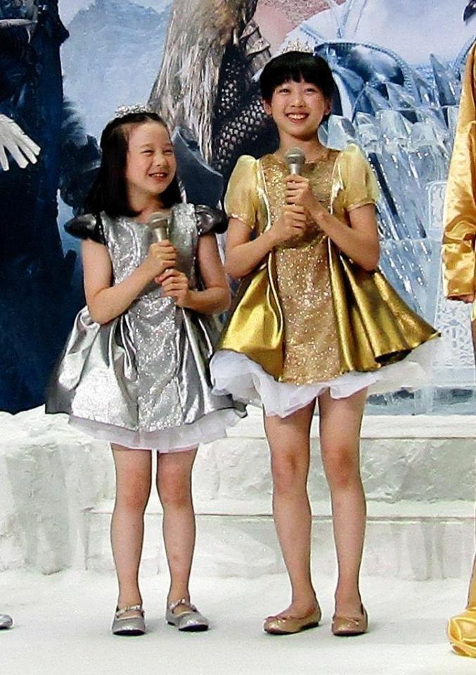 「スノーホワイト／氷の王国」のイベントに参加した本田望結（右）と紗来の姉妹