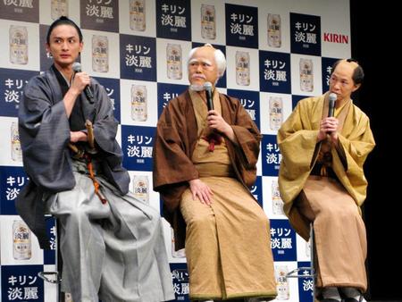 ＣＭ撮影のエピソードを語る（左から）高良健吾、辻本茂雄、アキ＝大阪市内