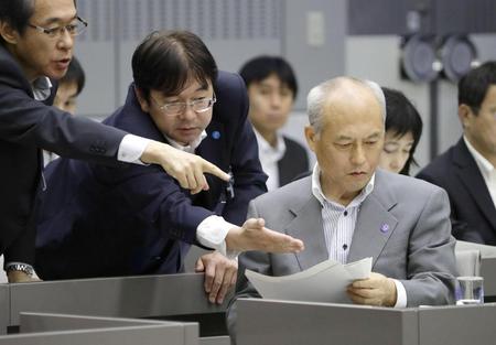 　東京都議会総務委員会の集中審議で、資料を確認する舛添要一知事（右）＝13日午後