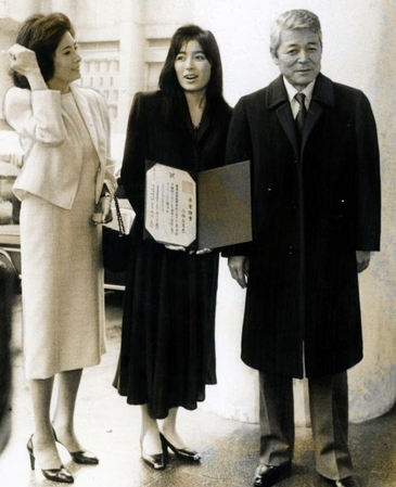 娘・友里恵さん（中央）の大学卒業式に夫の二谷英明さん（右）と駆けつけた白川由美さん（左）