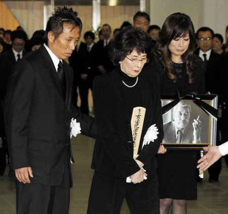 長渕剛に付き添われ、ファンにあいさつする夫人の白川由美さん、長女の二谷友里恵さん＝２０１２年１月