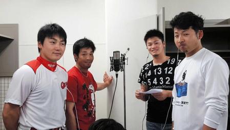 　ロッカールームでコーラスをレコーディングした（左から）丸佳浩、天谷宗一郎、今村猛、戸田隆矢