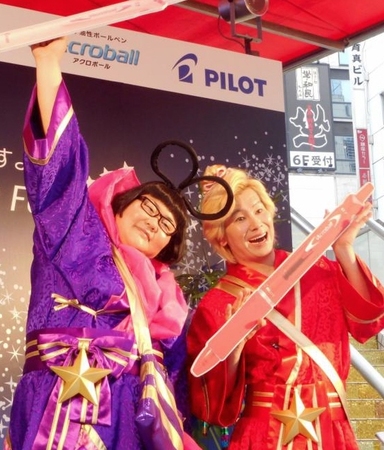 ボールペンのサンプルイベントで彦星と織姫にふんしたメイプル超合金の安藤なつ（左）とカズレーザー＝東京・渋谷の１０９イベントスクエア