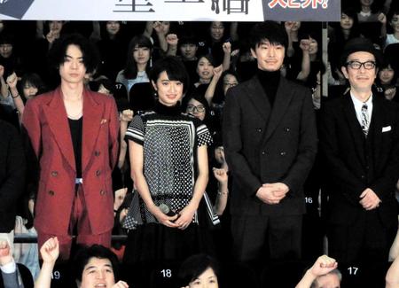 　舞台あいさつに登場した（左から）菅田将暉、門脇麦、長谷川博己、リリー・フランキー＝東京・新宿