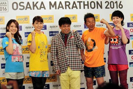 大阪マラソンの会見に出席した（左から）福本愛菜、岡崎朋美、ジミー大西、間寛平、宇都宮まき＝大阪市内