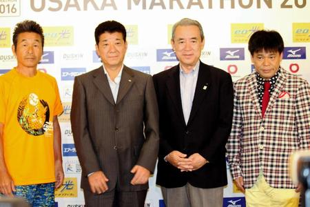 大阪マラソンの会見に出席した（左から）間寛平、松井一郎大阪府知事、（１人おいて）ジミー大西＝大阪市内
