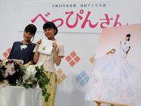 アートを施される予定のヒロインポスターを背にする清川あさみ氏（左）とヒロインの芳根京子＝大阪市内