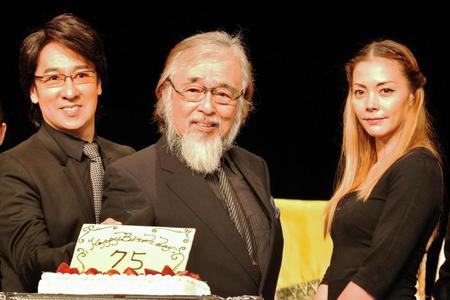 75歳の誕生日の横内正（中）を祝福した土屋アンナ＝東京・三越劇場