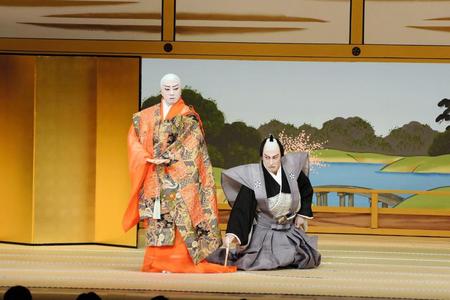 初役の「柳澤吉保」を演じる市川海老蔵（右）。左は市川猿之助＝東京・歌舞伎座