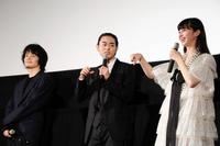 舞台あいさつに登場した（左から）池松壮亮、菅田将暉、中条あやみ＝新宿ピカデリー