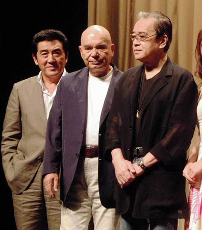 　０５年９月、舞台あいさつで壇上に並んだ（右から）、山城新伍さん、曽根晴美さん、松方弘樹