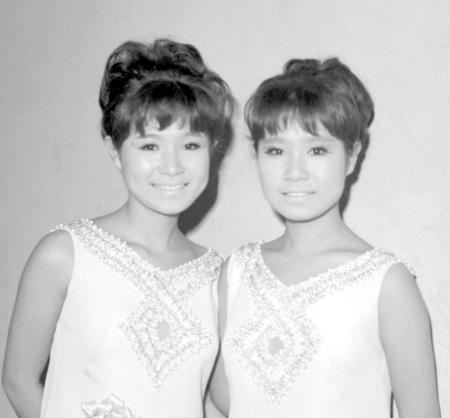 「ザ・ピーナッツ」の２人。左は姉の伊藤エミさん、右は妹の伊藤ユミさん＝１９６４年１２月１１日