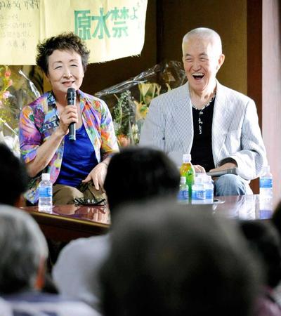 　加藤登紀子（左）と山口県上関町の祝島を激励に訪れる＝２０１１年９月