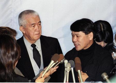 　淀川長治さんの通夜で、おすぎ（右）と共に囲み会見に応じる＝１９９８年、東京・千日谷会堂