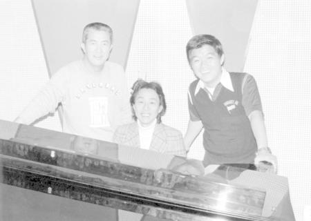 　笑顔を見せる（左から）永六輔さん、中村八大さん、坂本九さん＝１９７９年、ユニバーサルミュージックのアルバム「６８９コンプリート」より
