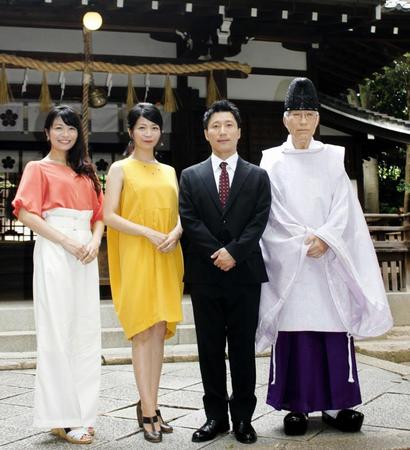 ドラマの成功祈願を行った（左から）三倉茉奈、三倉佳奈、すっちー＝大阪・安居神社