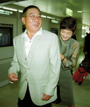 　寿々子夫人（右）とカナダから帰国し、参院選出馬会見に向かう大橋巨泉さん＝０１年７月９日